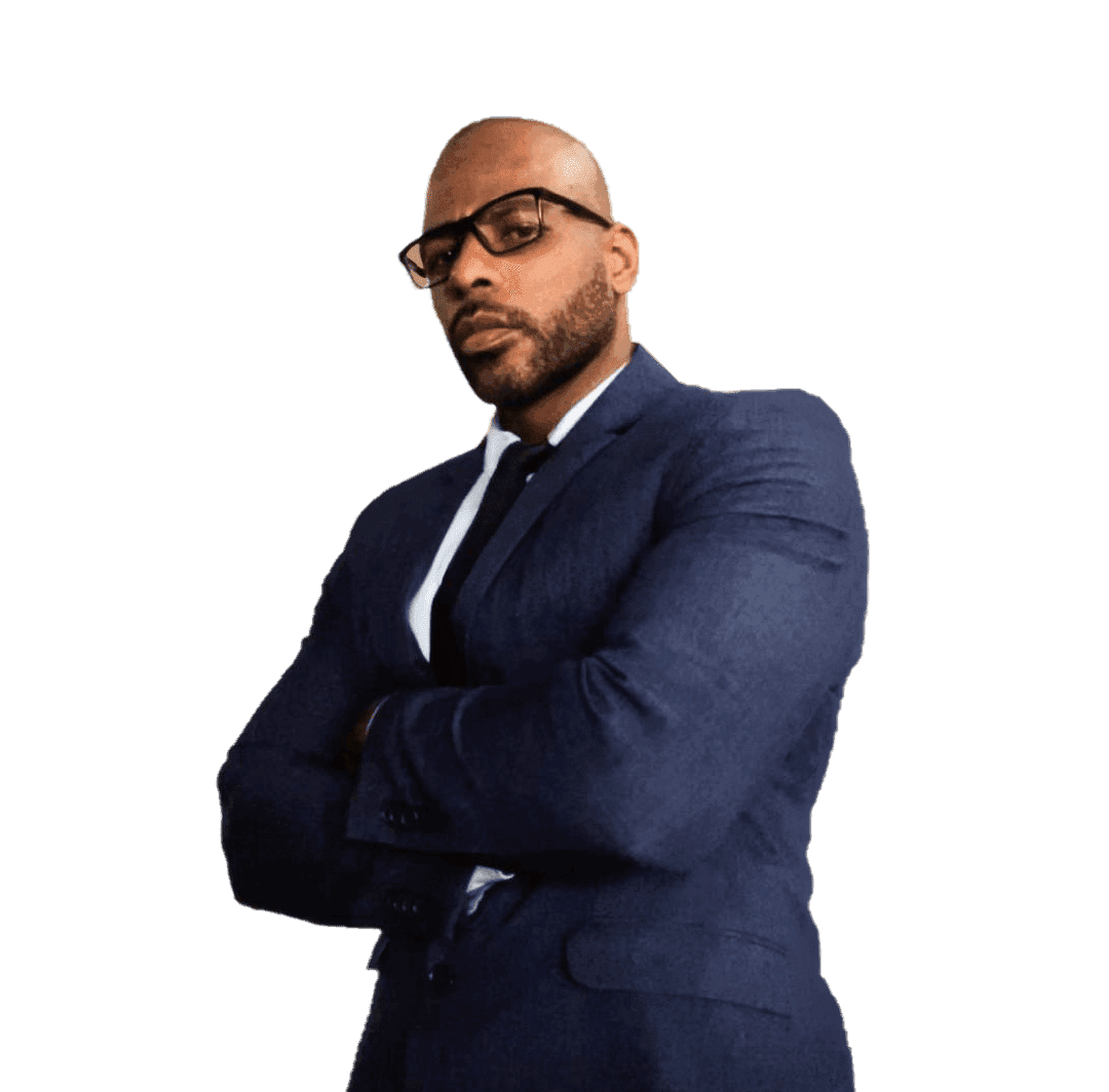 Homem de terno azul escuro com óculos e braços cruzados